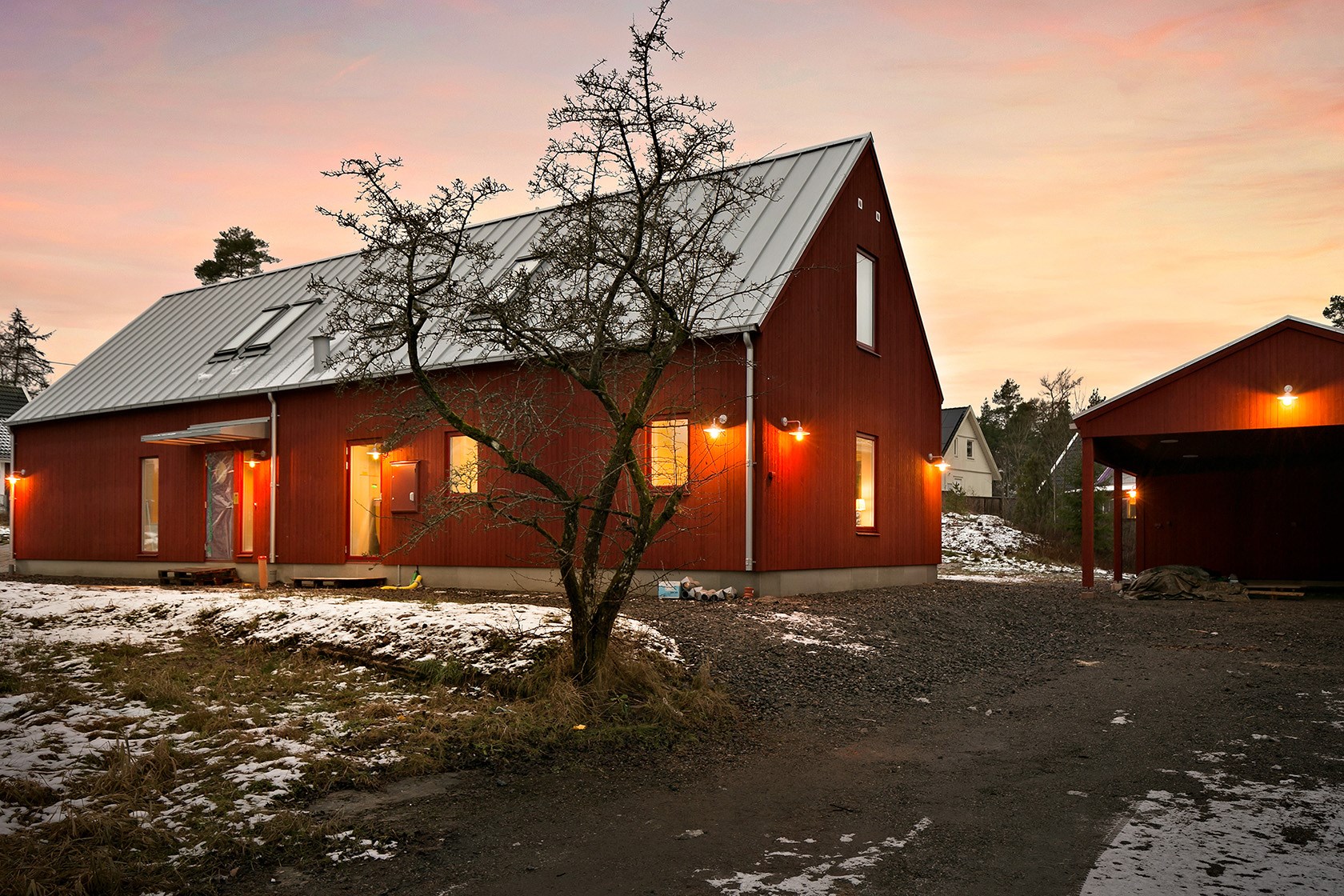 rött hus med träd och garage