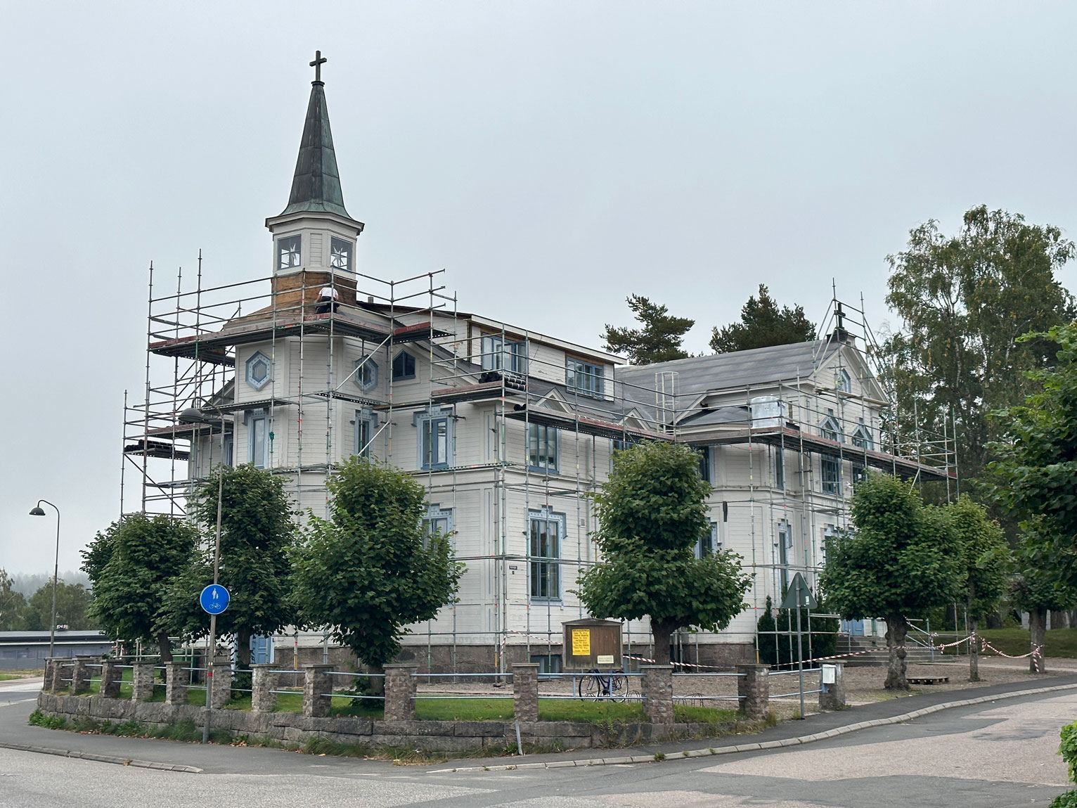 Byggställning vid renovering av kyrka